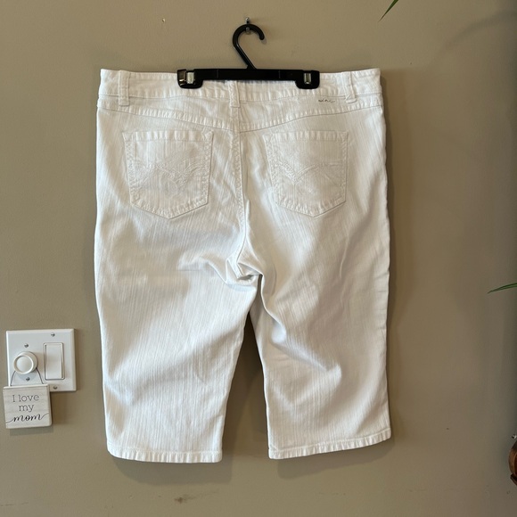 Inc. International Concepts Curvy Fit White Denim Capris - Picture 12 of 13